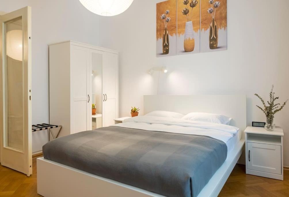 Ultra-Central University Square Apartament Apartament Bucureşti Ngoại thất bức ảnh